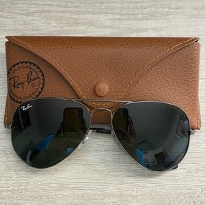 Ray-Ban Aviators - Black frames/green lenses